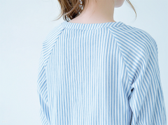 夏感たっぷりなブルーのストライプは、白ボトムスで爽やかに味付け♩