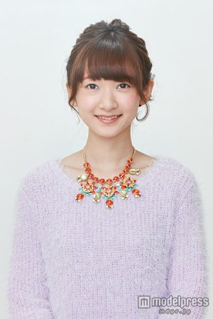 耳より下のハーフアップとネジリを少しほぐすのがポイント