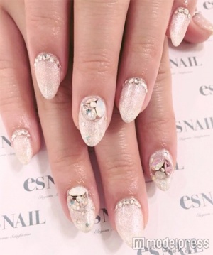 恋愛運アップ・シアーホワイトネイル／画像提供：esNAIL
