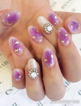 仕事運・勉強運アップ・パープルネイル／画像提供：esNAIL