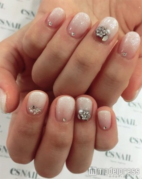 恋愛運アップ・シアーホワイトネイル／画像提供：esNAIL