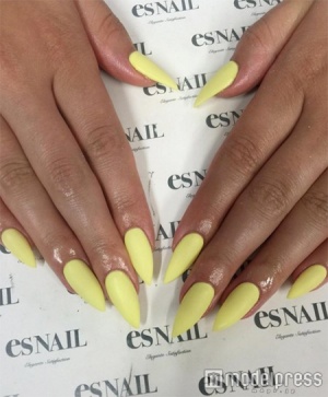 金運アップ・パステルイエローネイル／画像提供：esNAIL