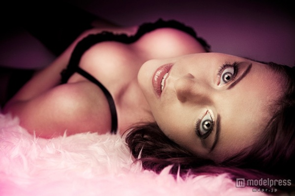 昔を思い出して身も心も脱がされるのが、Yシャツエッチの醍醐味（Photo by fotoduki）