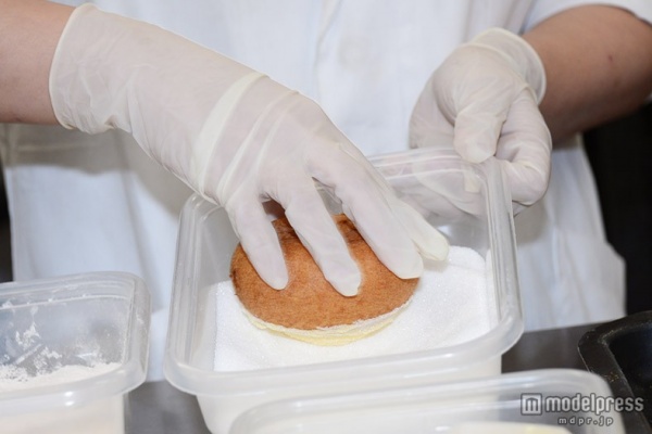 もう一つ砂糖をつける（C）モデルプレス