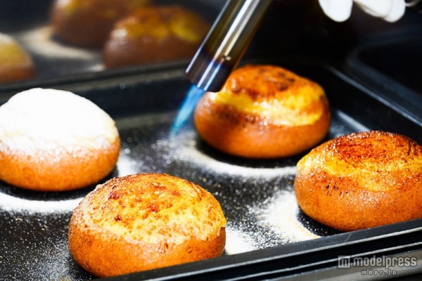 ミスド新作「クレームブリュレドーナツ」を先行試食！こだわりの作り方にも密着（C）モデルプレス