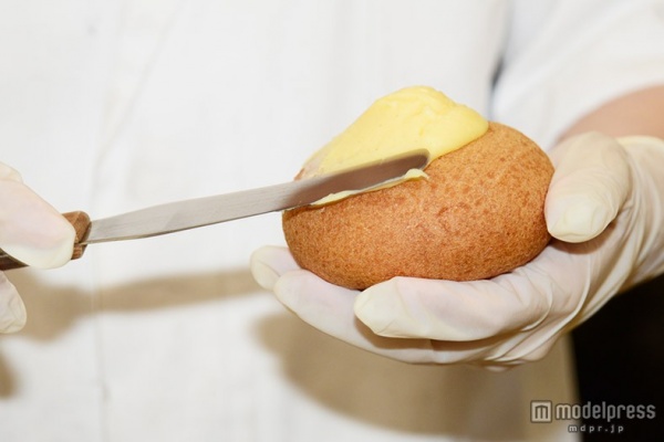 ナイフでキレイに整える（C）モデルプレス