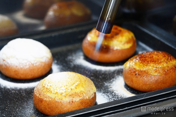 バーナーで一つずつ表面をあぶる（C）モデルプレス