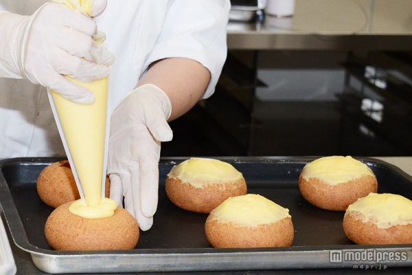 カスタードクリームを中央に絞る（C）モデルプレス