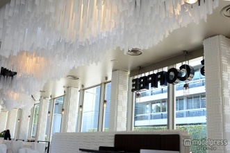 冬をイメージした“真っ白なスターバックス”