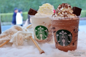 （右から）ショコラティ クランブル ココ フラペチーノ（R）、ホワイトチョコラティ クランブル ココ フラペチーノ（R）