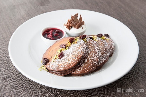 「サラベス」ルミネ新宿店、品川店 限定メニュー『ブラックフォレスト パンケーキ』