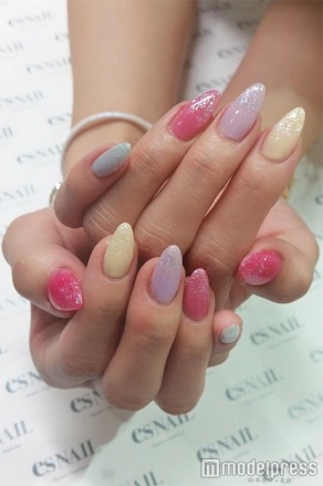 カラフルネイル／画像提供：esNAIL