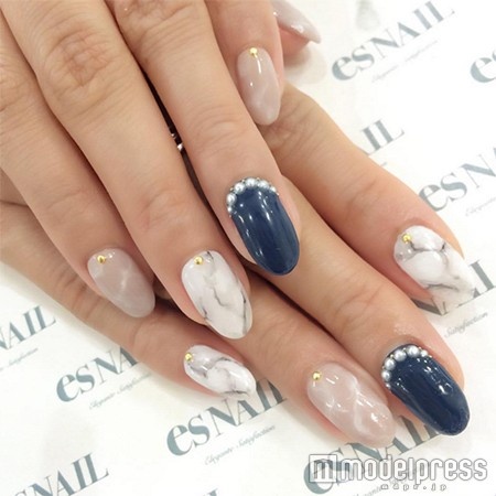 3位大理石ネイル／画像提供：esNAIL