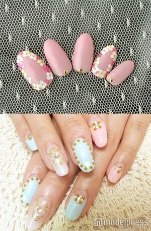 花かんむりネイル「1R」（上）、スタッズフレーム「La Luna」（下）／画像提供クーポンランド