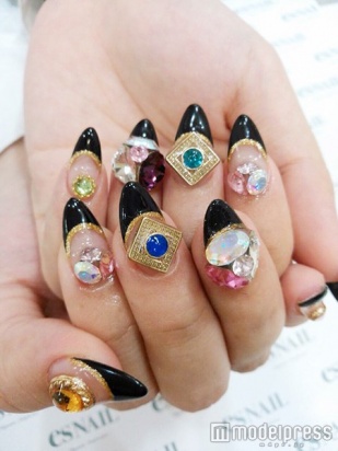 大きめパーツ×黒フレンチ／画像提供：esNAIL