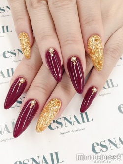 ボルドー×ゴールドの埋め尽くし／画像提供：esNAIL