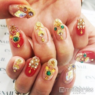 ビジューと赤でゴージャス感／画像提供：esNAIL