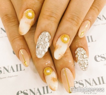 ベージュと白の大人マーブルネイル／画像提供：esNAIL