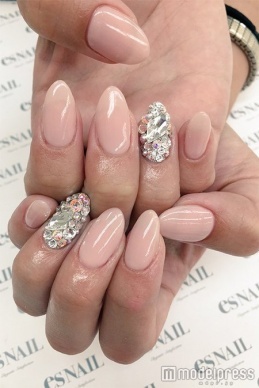 ピンクベージュ×埋めつくしネイル／画像提供：esNAIL