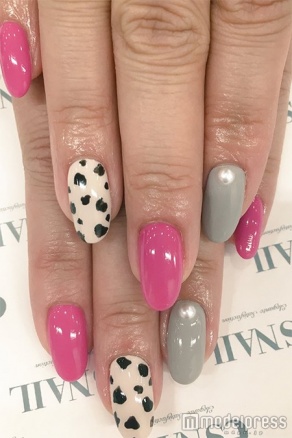 ダルメシアン柄ネイル／画像提供：esNAIL