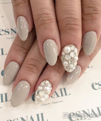 グレージュブラウン×埋めつくしネイル／画像提供：esNAIL