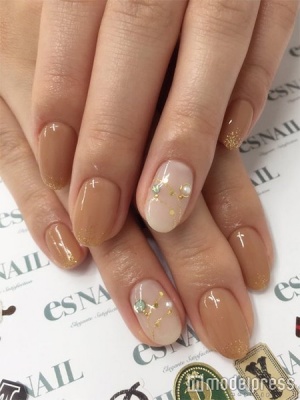 シアーベージュネイル／画像提供：esNAIL