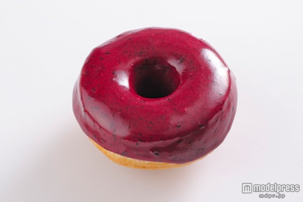 ブルーベリーをピューレ状に加工し、新鮮なバジルとバーボンで香りづけした「ブルーベリー バーボン バジル リング 」￥380