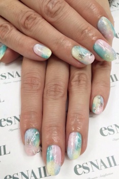 オーロラカラーネイル／画像提供：esNAIL