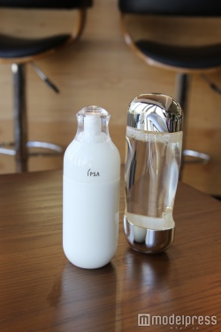 右：ザタイムリセット　アクア、左：ME　レギュラー4