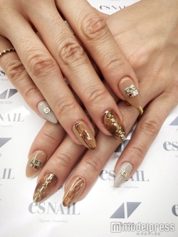 べっ甲もラインでエレガント／画像提供：esNAIL