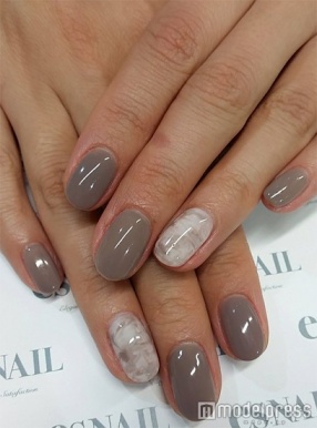 グレージュネイル／画像提供：esNAIL