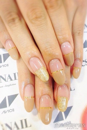 キャラメルベージュ×ゴールド／画像提供：esNAIL