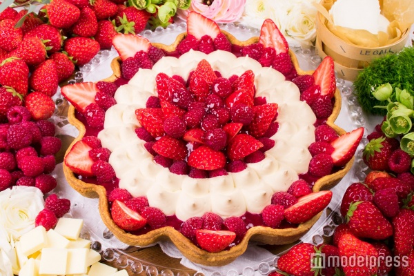 「波型 ホワイトチョコとクリームチーズのスフレタルト」piece：802円／whole（25cm）：7,668円