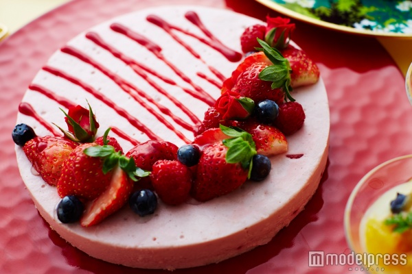 「アリスと楽しむストロベリー」（画像提供：京王プラザホテル）