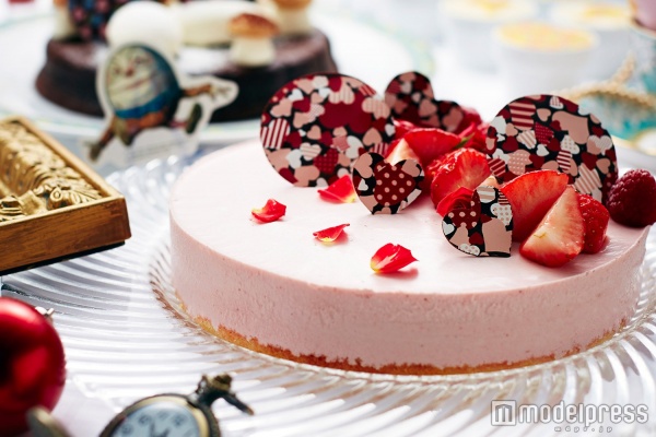 「アリスと楽しむストロベリー」（画像提供：京王プラザホテル）