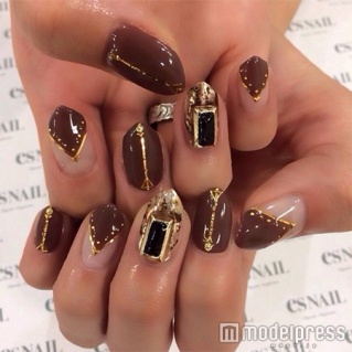 ブラウンVフレンチ／画像提供：esNAIL