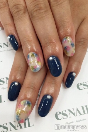 ネイビーフラワーネイル／画像提供：esNAIL