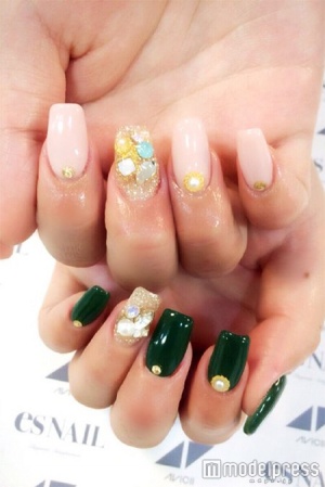 シアーピンク×モスグリーン／画像提供：esNAIL