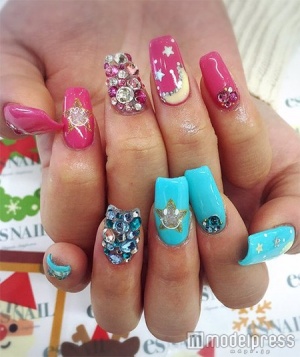 ビビットピンク×ネオンブルー／画像提供：esNAIL