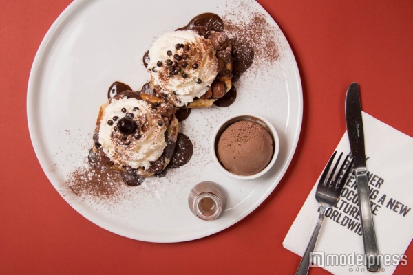 「ダークチェリーワッフル」￥1,550（税込）（画像提供：MAX BRENNER CHOCOLATE BAR）