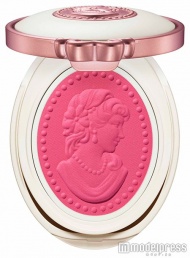 プレスト チークカラー／107チェリーレッド／3,800 円 (税抜）／画像提供レ・メルヴェイユーズ ラデュレ