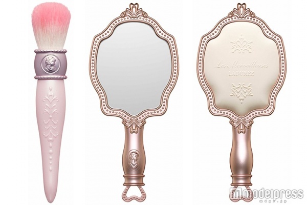 （左から）リミテッド チーク ブラッシュ 6,000 円 (税抜）、ハンド ミラー N／3,000 円 (税抜）／画像提供レ・メルヴェイユーズ ラデュレ