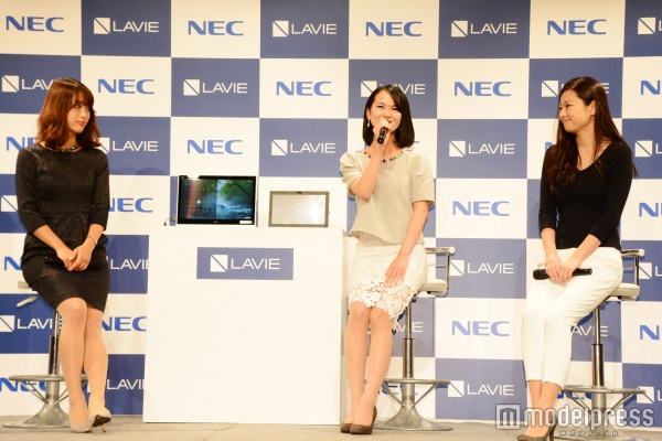 おしゃれにPCを使いこなすのがライフワークの3人（C）モデルプレス