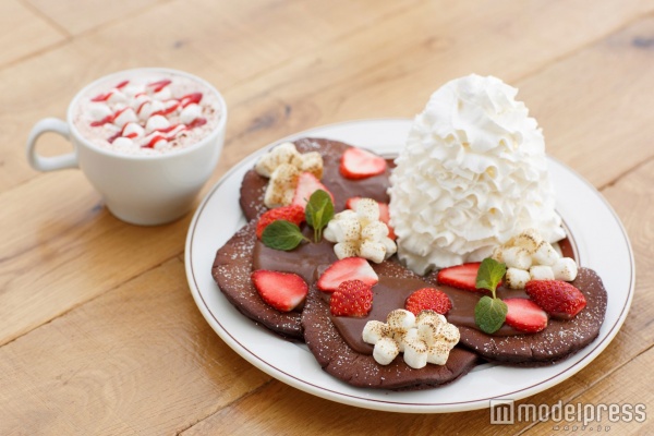 エッグスンシングス、濃厚チョコパンケーキが登場　マシュマロ×いちごで甘い味わい（画像提供：EGGS 'N THINGS JAPAN株式会社）