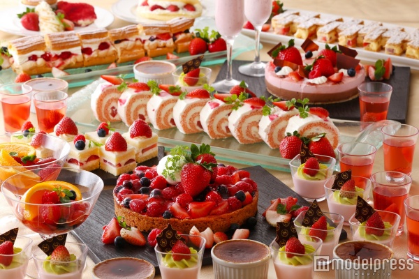 高級いちごスイーツが集結!あまおう&とちおとめを楽しむ絶景ビュッフェ/アフタヌーンスイーツブッフェ~あまおうフェア~スカイラウンジ「ベイ・ビュー」(28F)(画像提供:横浜ベイシェラトン ホテル&タワーズ)