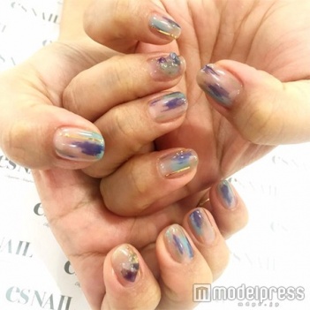 天然石付き塗りかけネイル／画像提供：esNAIL