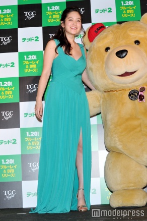 筧美和子のドレスの着こなしをチェック（C）モデルプレス
