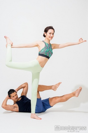 Part.3「温め体質をつくる6つの立位」ではAVIがレクチャー(画像提供:セブン&アイ出版)