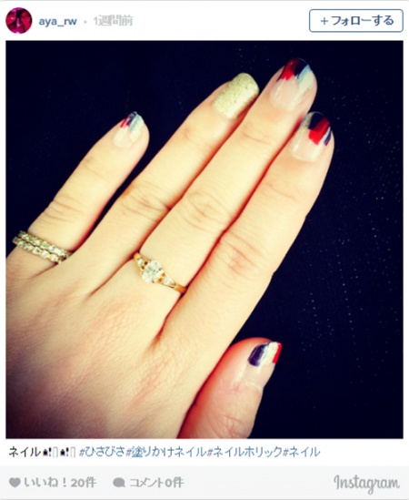 指先塗りかけネイル／aya_rwさんInstagramより