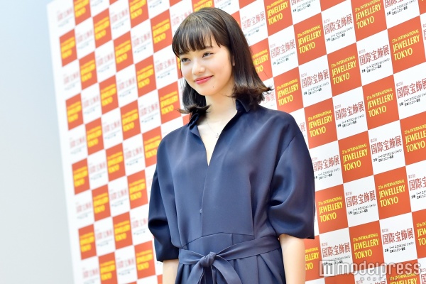 外ハネ＆赤リップが可愛い！／小松菜奈（C）モデルプレス